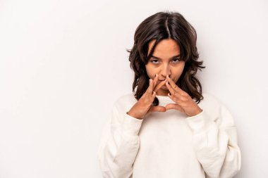 Latin kökenli genç bir kadın beyaz arka planda izole edilmiş bir plan kuruyor, bir fikir kuruyor..