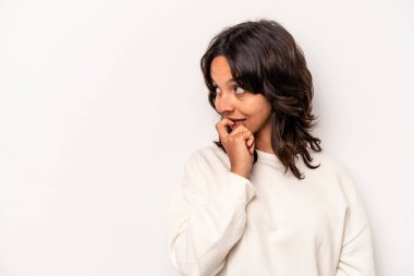 Beyaz arka planda izole edilmiş genç İspanyol kadın rahatlamış bir şeyin fotokopi odasına baktığını düşünüyor..