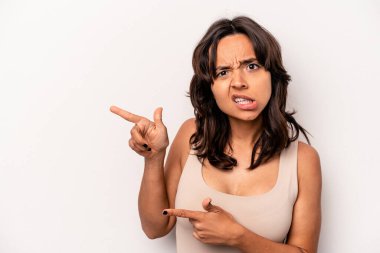 Beyaz arka planda izole edilmiş genç İspanyol kadın işaret parmaklarıyla fotokopi alanını işaret ederek heyecan ve arzusunu ifade ediyor..