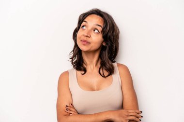 Beyaz arka planda izole edilmiş genç İspanyol kadın hedeflerine ve amaçlarına ulaşma hayali kuruyor.