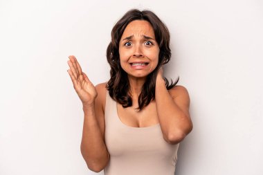 Beyaz arka planda izole edilmiş genç İspanyol kadın öfkeyle bağırıyor..