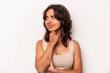 Beyaz arka planda izole edilmiş genç İspanyol kadın virüs ya da enfeksiyon yüzünden boğaz ağrısı çekiyor..