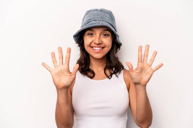 Beyaz arka planda izole edilmiş genç İspanyol kadın on numarayı elleriyle gösteriyor..