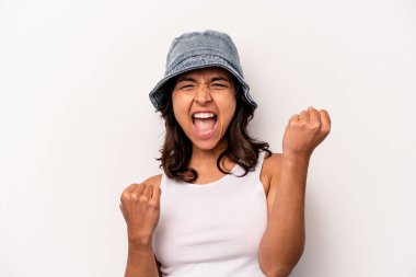 Beyaz arka planda yalnız yaşayan genç İspanyol kadın tasasız ve heyecanlı bir şekilde tezahürat yapıyor. Zafer konsepti.