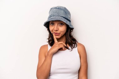 Latin kökenli genç bir kadın, beyaz arka planda izole edilmiş. Bir strateji planlıyor, bir iş yolu düşünüyor..