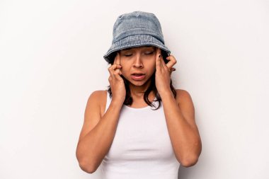 Beyaz arka planda izole edilmiş genç İspanyol kadın başı ağrıyor, yüzüne dokunuyor..