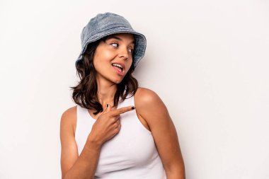 Beyaz arka planda soyutlanmış genç İspanyol kadın gülümseyen, neşeli ve keyifli bir kenara bakıyor..