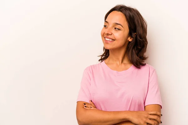 Mujer Hispana Joven Aislada Sobre Fondo Blanco Sonriendo Confiada Con — Foto de Stock