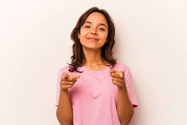 Young Hispanic Woman Isolated White Background Cheerful Smiles Pointing Front — 스톡 사진