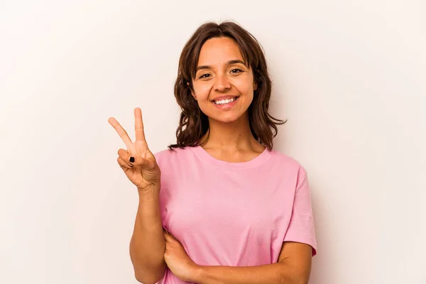 Jonge Latino Vrouw Geïsoleerd Witte Achtergrond Tonen Nummer Twee Met — Stockfoto