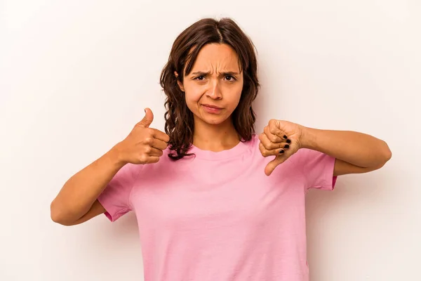 Young Hispanic Woman Isolated White Background Showing Thumbs Thumbs Difficult — Stock Photo, Image