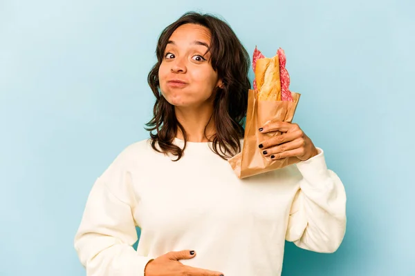 Junge Hispanische Frau Isst Ein Sandwich Isoliert Auf Blauem Hintergrund — Stockfoto