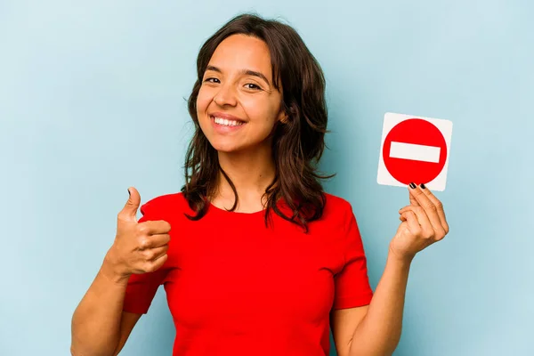 Jonge Latijns Amerikaanse Vrouw Met Een Verboden Teken Geïsoleerd Blauwe — Stockfoto