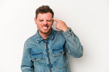 Beyaz arka planda izole edilmiş genç beyaz bir adam kulaklarını elleriyle kapatıyor..