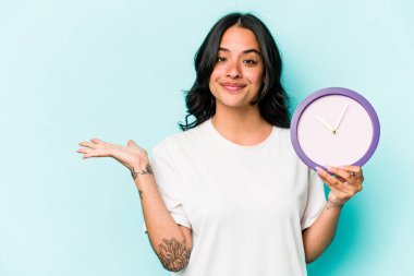 Mavi arka planda bir saat tutan genç İspanyol kadın bir avuç içinin fotokopisini çekiyordu ve başka bir eli belinde tutuyordu..