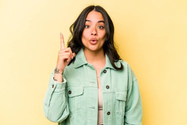 Sarı arka planda izole edilmiş genç İspanyol kadının bir fikri, ilham konsepti var..