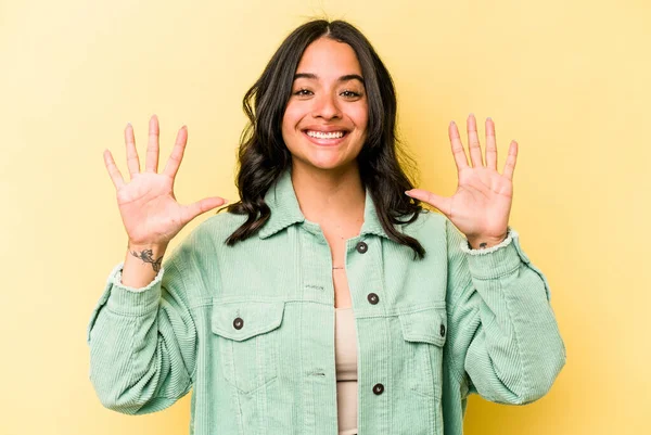 Young Hispanic Woman Isolated Yellow Background Showing Number Ten Hands — 스톡 사진