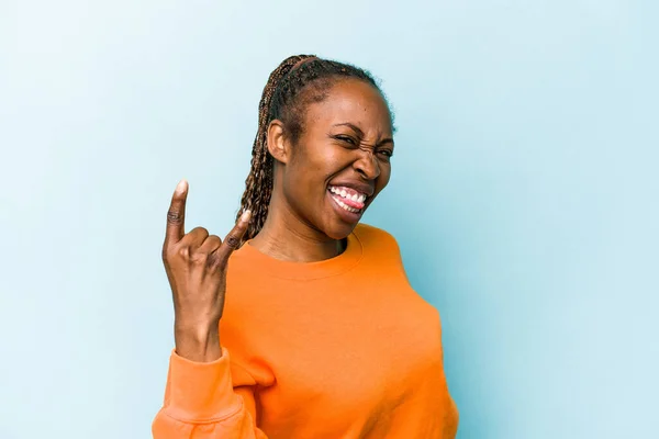 Молода Афроамериканська Жінка Ізольована Синьому Фоні Показує Жест Каменя Пальцями — стокове фото