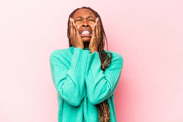 Joven Mujer Afroamericana Aislada Sobre Fondo Rosa Lloriqueando Llorando Desconsoladamente —  Fotos de Stock