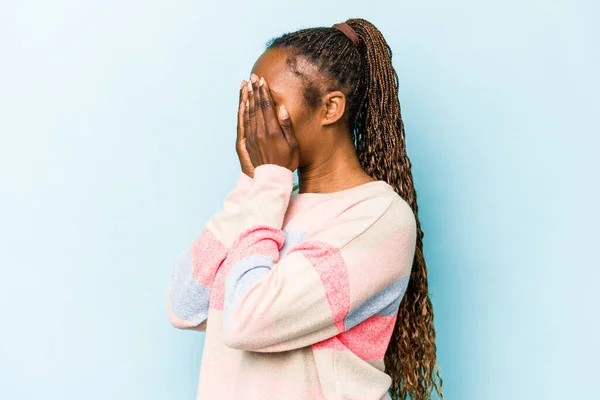 Mladá Africká Americká Žena Izolované Modrém Pozadí Strach Zakrývání Očí — Stock fotografie