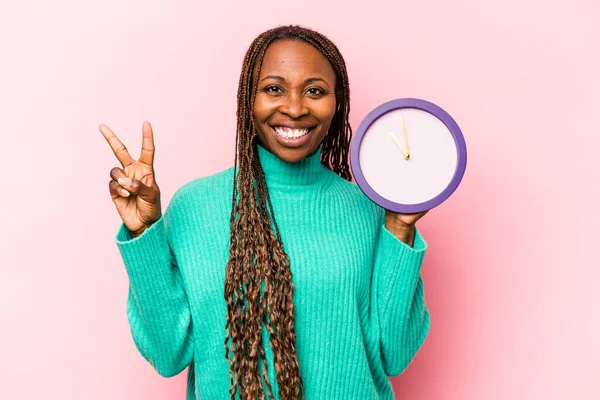Ung Afroamerikansk Kvinna Håller Klocka Isolerad Rosa Bakgrund Visar Nummer — Stockfoto