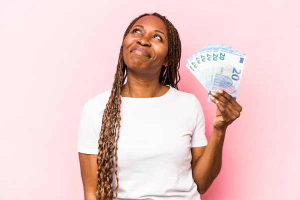 Mladá Afroameričanka Drží Bankovky Izolované Růžovém Pozadí Snění Dosažení Cílů — Stock fotografie