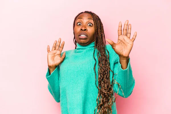 Jonge Afrikaanse Amerikaanse Vrouw Geïsoleerd Roze Achtergrond Wordt Geschokt Als — Stockfoto