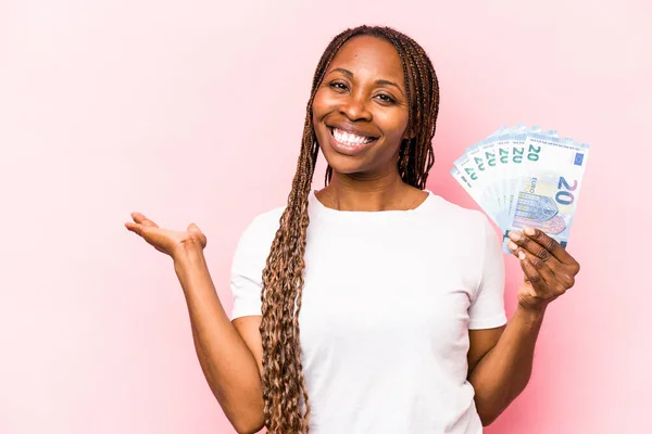 Mladá Afroameričanka Drží Bankovky Izolované Růžovém Pozadí Kopií Prostoru Dlani — Stock fotografie