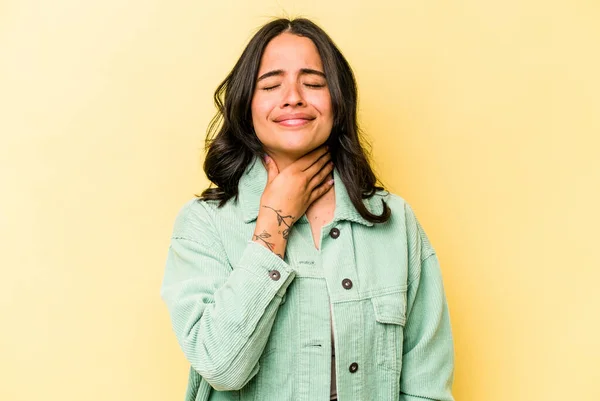Young Hispanic Woman Isolated Yellow Background Suffers Pain Throat Due — 스톡 사진