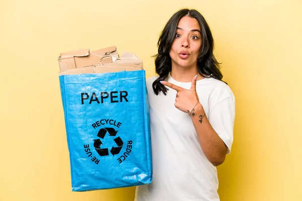 Jonge Spaanse Vrouw Recycling Papier Geïsoleerd Gele Achtergrond Wijzend Naar — Stockfoto