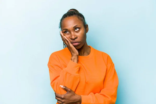 Junge Afrikanisch Amerikanische Frau Isoliert Auf Blauem Hintergrund Die Gelangweilt — Stockfoto