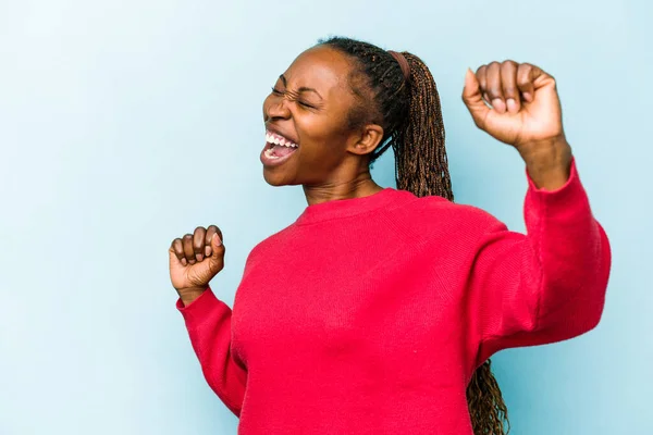 Молода Афроамериканська Жінка Ізольована Синьому Фоні Танцює Розважається — стокове фото