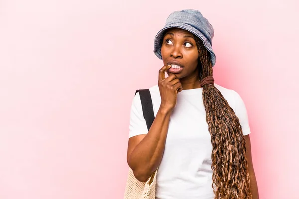 Ung Afroamerikansk Kvinna Går Stranden Isolerad Rosa Bakgrund Avslappnad Tänka — Stockfoto