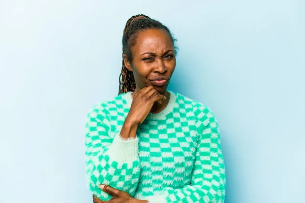 Genç Afrikalı Amerikalı Kadın Mavi Arka Planda Izole Edilmiş Düşünüyor — Stok fotoğraf