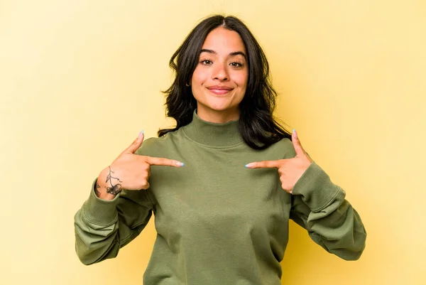 Giovane Donna Ispanica Isolato Sfondo Giallo Persona Che Punta Mano — Foto Stock