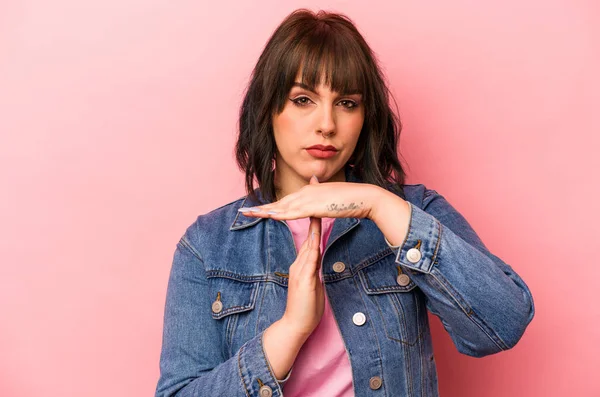 Mujer Joven Caucásica Aislada Sobre Fondo Rosa Mostrando Gesto Tiempo —  Fotos de Stock