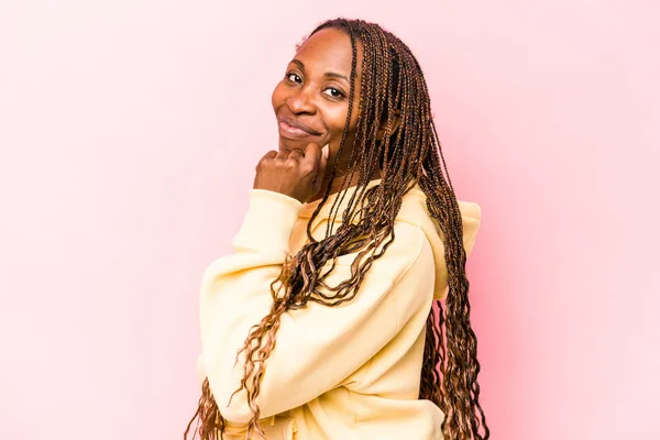 Jong Afrikaans Amerikaans Vrouw Geïsoleerd Roze Achtergrond Glimlachen Gelukkig Zelfverzekerd — Stockfoto