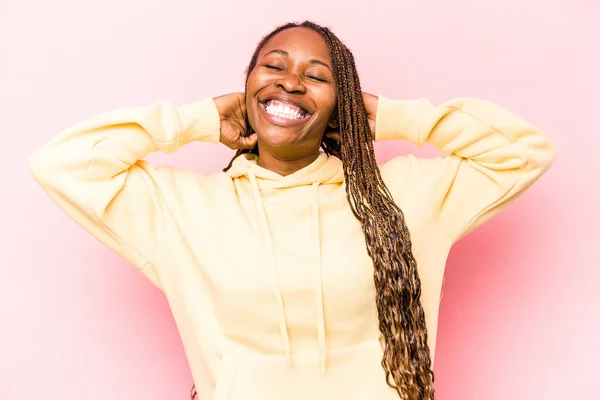 Jong Afrikaans Amerikaans Vrouw Geïsoleerd Roze Achtergrond Gevoel Vertrouwen Met — Stockfoto