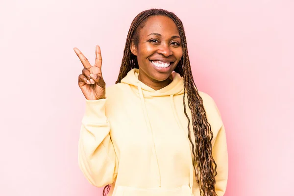 Jong Afrikaans Amerikaans Vrouw Geïsoleerd Roze Achtergrond Tonen Nummer Twee — Stockfoto