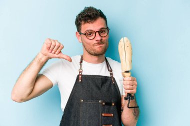 Kafkasyalı genç kunduracı, mavi arka planda izole edilmiş gururlu ve kendinden emin, örnek olarak.