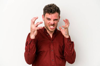 Beyaz arka planda izole edilmiş genç beyaz adam gergin elleriyle çığlık atıyor..