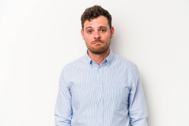 Beyaz arka planda soyutlanmış beyaz bir adam üzgün, ciddi bir yüz, mutsuz ve hoşnutsuz..