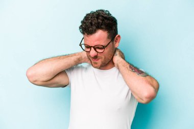 Kafkasyalı genç bir adam mavi arka planda izole edilmiş. Durağan yaşam tarzından dolayı boyun ağrısı çekiyor..