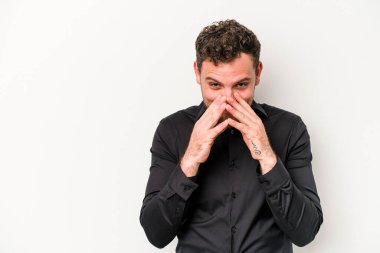 Kafkasyalı genç bir adam beyaz arka planda izole edildi. Aklında bir plan oluşturdu..