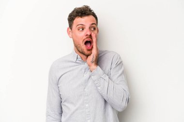 Beyaz arka planda izole edilmiş beyaz bir adam heyecanlı bir şekilde bağırıyor..