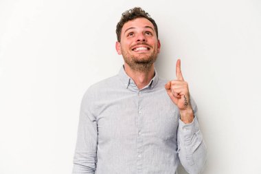 Beyaz arka planda izole genç beyaz adam işaret iki ön parmakları boş bir boşluk gösteren.