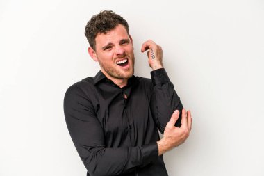 Beyaz arka planda izole edilmiş beyaz tenli genç bir adam kötü bir hareketin ardından acı çekiyor..