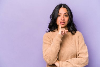Mor arka planda izole edilmiş genç İspanyol kadın şüpheli ve şüpheci bir ifadeyle yana bakıyor..