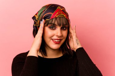 Genç beyaz makyajcı kadın pembe arka planda izole edilmiş.