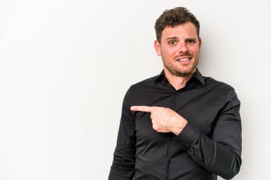 Beyaz arka planda izole edilmiş genç beyaz adam yan tarafı işaret ediyor